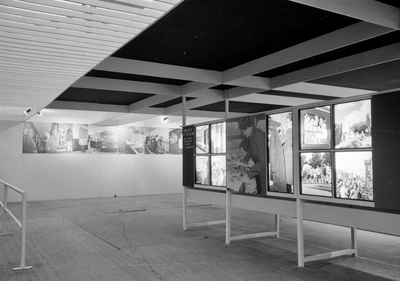 846474 Afbeelding van een tentoonstelling van de N.S. ter gelegenheid van het nieuwe station te Beverwijk.